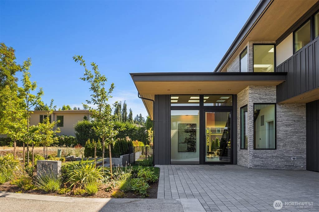 Photo of 5917 104th Place NE, Kirkland, WA 98033 (MLS # 2550942)