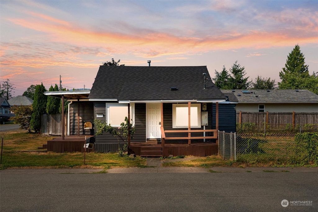 Photo of 401 E Pioneer Street, Granite Falls, WA 98252 (MLS # 2275544)