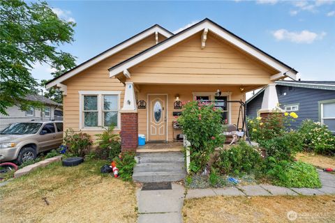 Photo of 1002 Methow Street, Wenatchee, WA 98801 (MLS # 2539847)