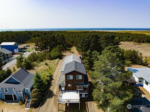 Photo of 905 Ocean Beach Boulevard, Long Beach, WA 98631 (MLS # 2169325)