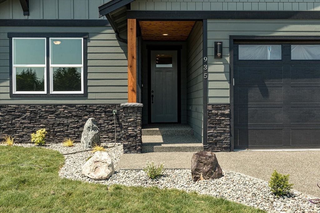 Photo of 926 NW Shire Street, Oak Harbor, WA 98277 (MLS # 2489994)