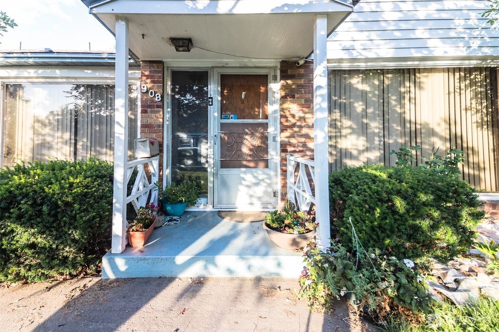Photo of 908 S 22nd Avenue, Yakima, WA 98902 (MLS # 2443724)