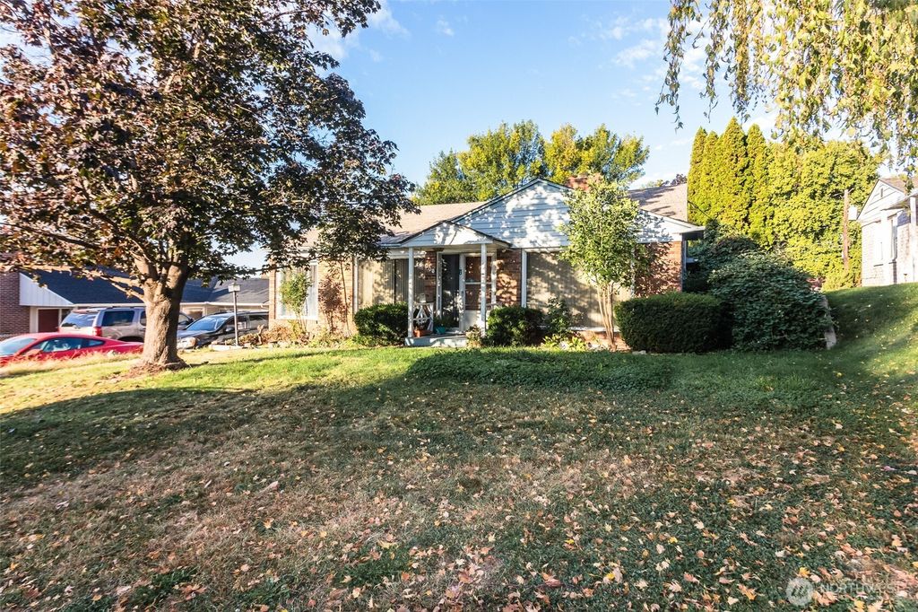 Photo of 908 S 22nd Avenue, Yakima, WA 98902 (MLS # 2443724)