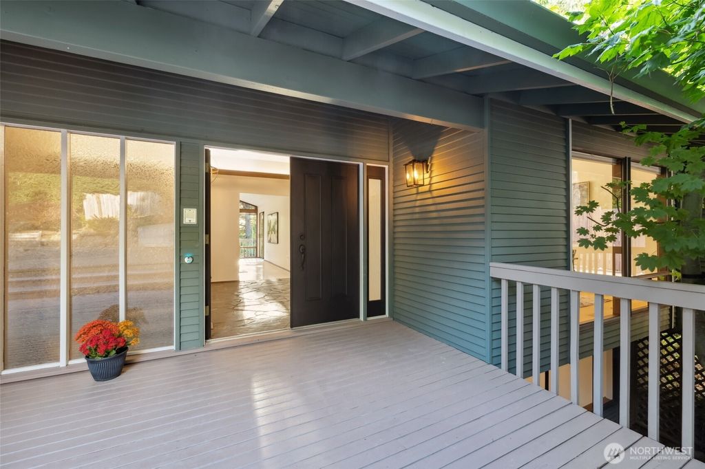 Photo of 6112 W Mercer Wy Way, Mercer Island, WA 98040 (MLS # 2387507)
