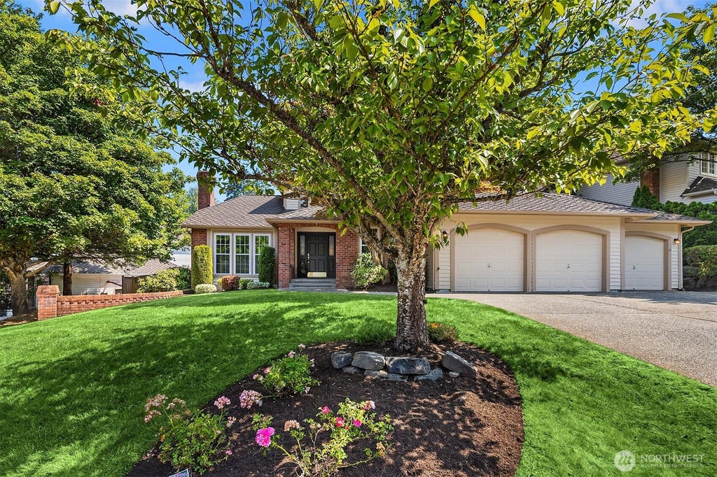 Photo of 4718 191st Place NE, Sammamish, WA 98074 (MLS # 2565318)