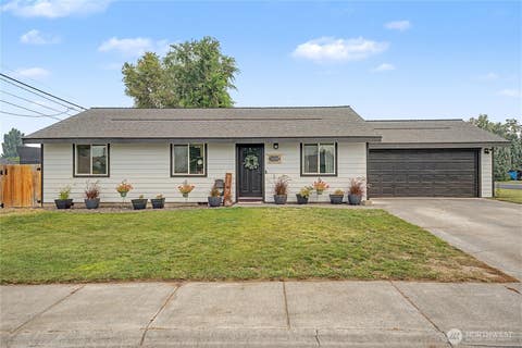 Photo of 1153 S Grand Drive, Moses Lake, WA 98837 (MLS # 2566187)