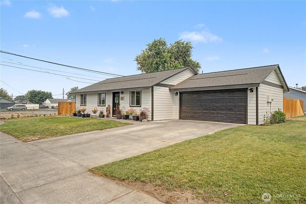 Photo of 1153 S Grand Drive, Moses Lake, WA 98837 (MLS # 2566187)