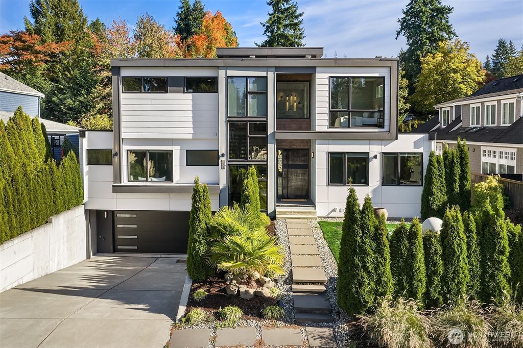 Photo of 3108 92nd Avenue NE, Clyde Hill, WA 98004 (MLS # 2446144)