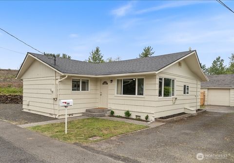 Photo of 114 Cherry Street NW, Castle Rock, WA 98611 (MLS # 2531418)