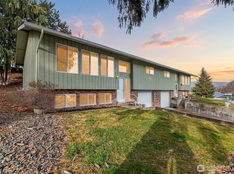 Photo of 1100 Vista Place #B, Wenatchee, WA 98801 (MLS # 2468349)