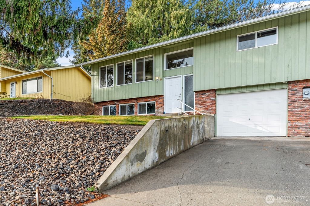 Photo of 1100 Vista Place #B, Wenatchee, WA 98801 (MLS # 2468349)