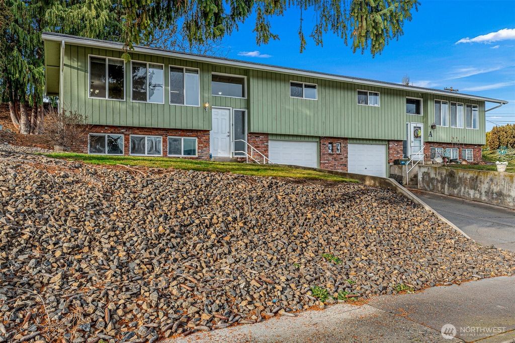 Photo of 1100 Vista Place #B, Wenatchee, WA 98801 (MLS # 2468349)