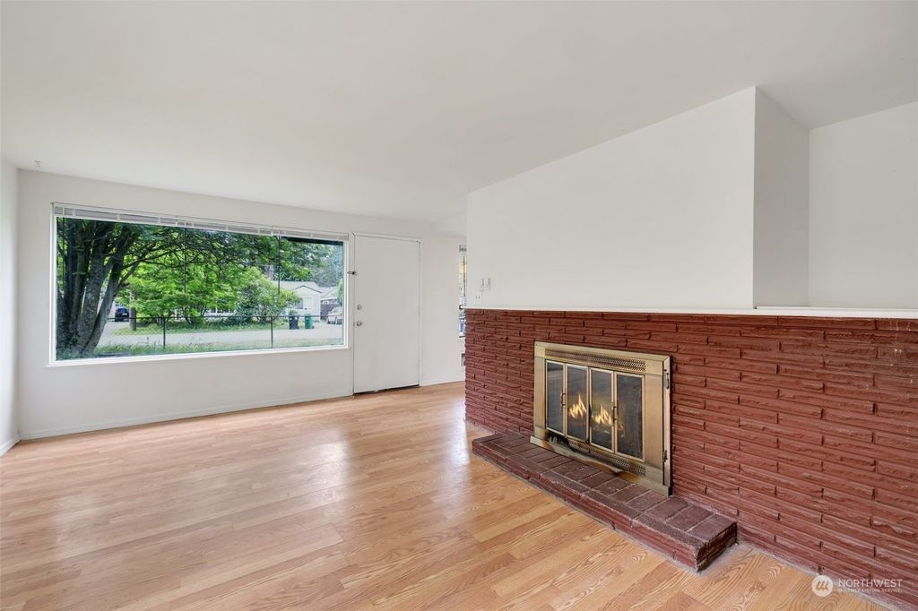 Photo of 14020 Wallingford Avenue N, Seattle, WA 98133 (MLS # 2239992)