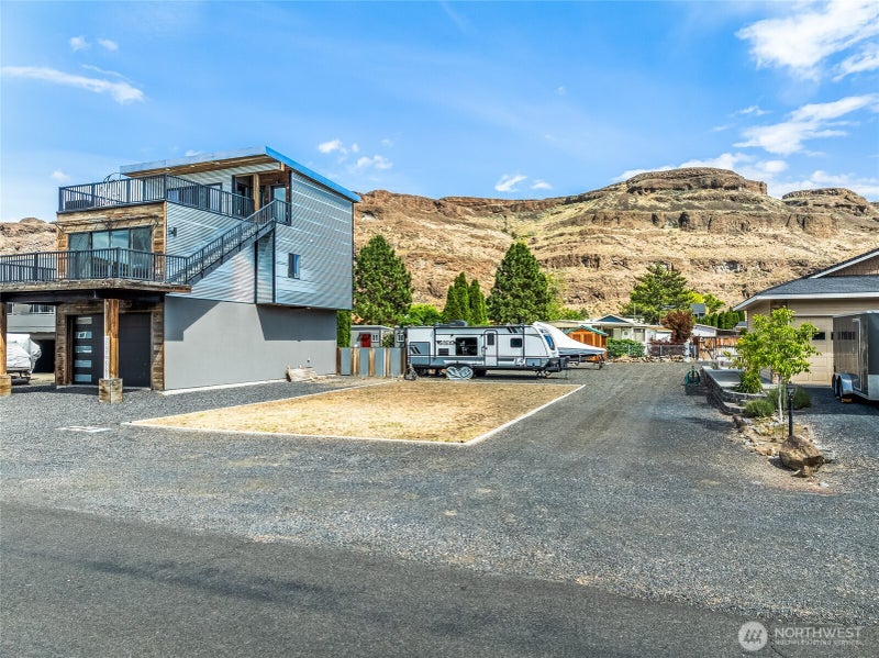 685 River Drive SW