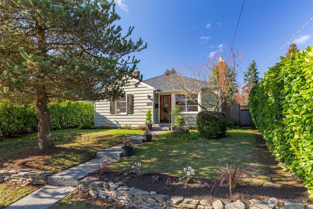 Photo of 10739 Fremont Avenue N, Seattle, WA 98133 (MLS # 2478240)