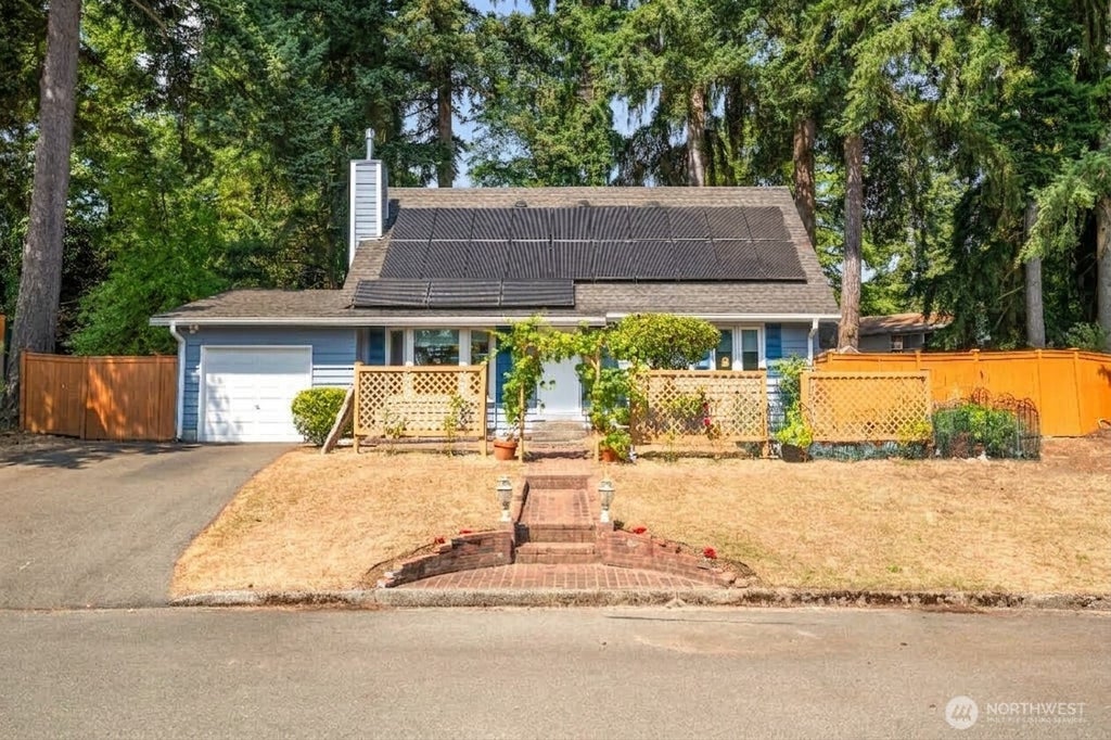 Photo of 12086 NE 137th Court, Kirkland, WA 98034 (MLS # 2571083)