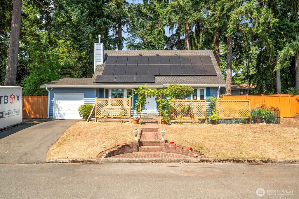 Photo of 12086 NE 137th Court, Kirkland, WA 98034 (MLS # 2571083)