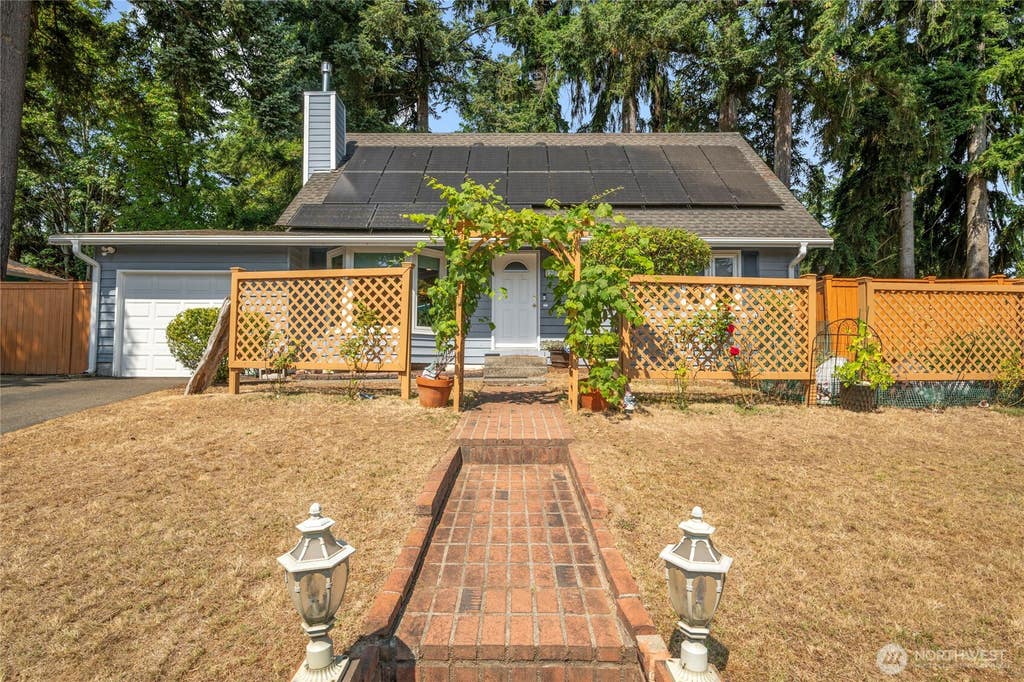 Photo of 12086 NE 137th Court, Kirkland, WA 98034 (MLS # 2571083)