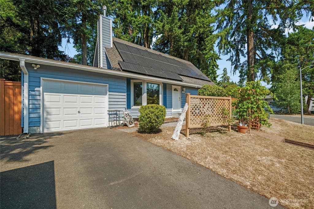 Photo of 12086 NE 137th Court, Kirkland, WA 98034 (MLS # 2571083)