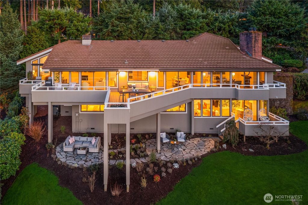 Photo of 7580 SE 71st Street, Mercer Island, WA 98040 (MLS # 2479115)