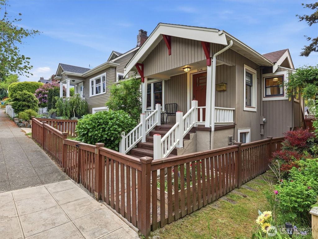 Photo of 924 N 75th Street, Seattle, WA 98103 (MLS # 2522931)