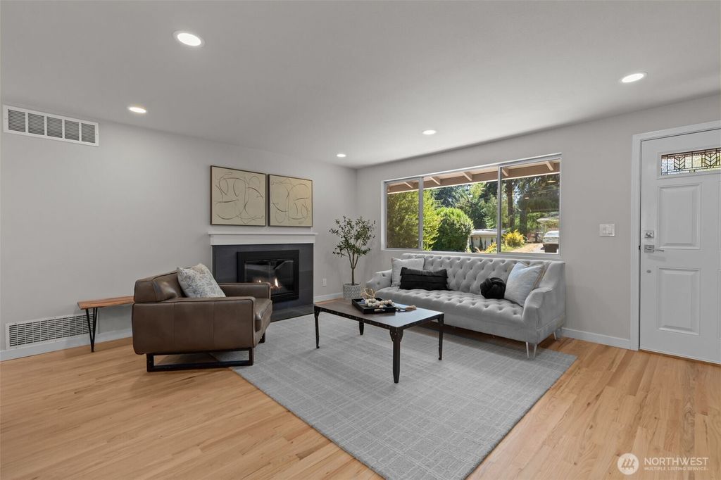 Photo of 13786 NE 75th Place, Redmond, WA 98052 (MLS # 2424031)