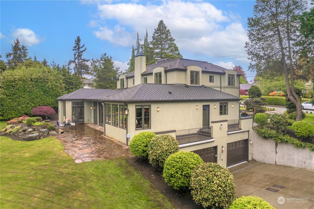 Photo of 8612 NE 10th Street, Medina, WA 98039 (MLS # 2049927)