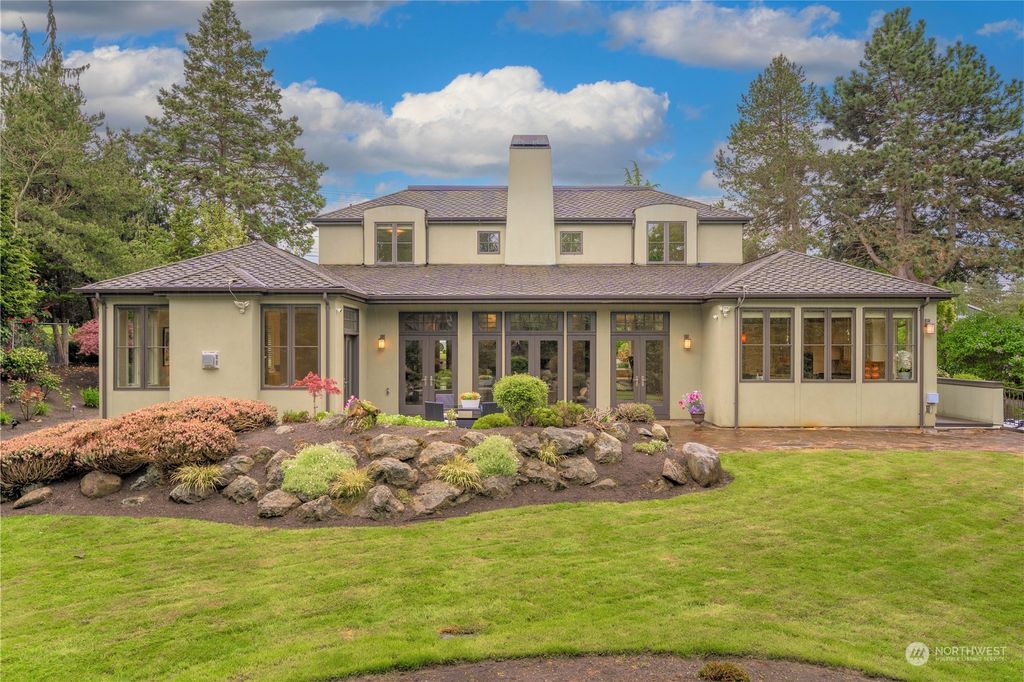 Photo of 8612 NE 10th Street, Medina, WA 98039 (MLS # 2049927)