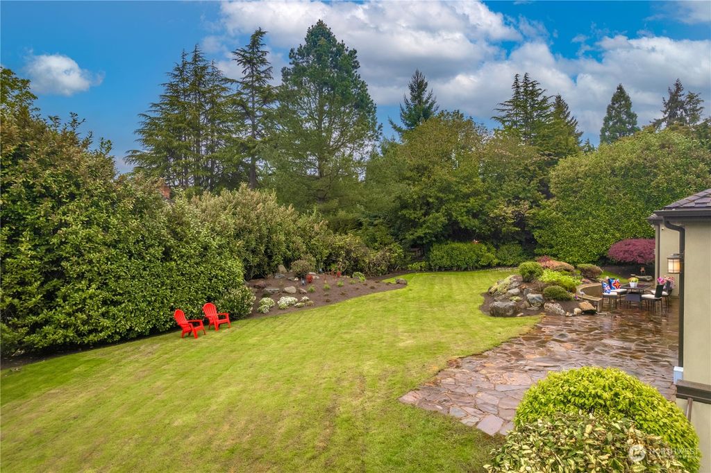 Photo of 8612 NE 10th Street, Medina, WA 98039 (MLS # 2049927)