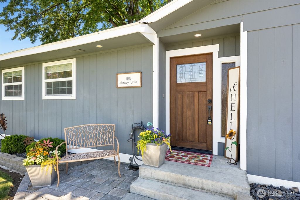 Photo of 1503 S Lakeway Drive, Moses Lake, WA 98837 (MLS # 2543848)