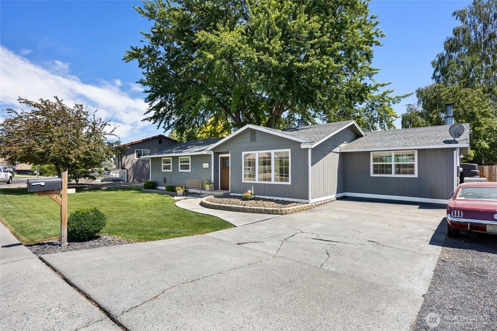 Photo of 1503 S Lakeway Drive, Moses Lake, WA 98837 (MLS # 2543848)