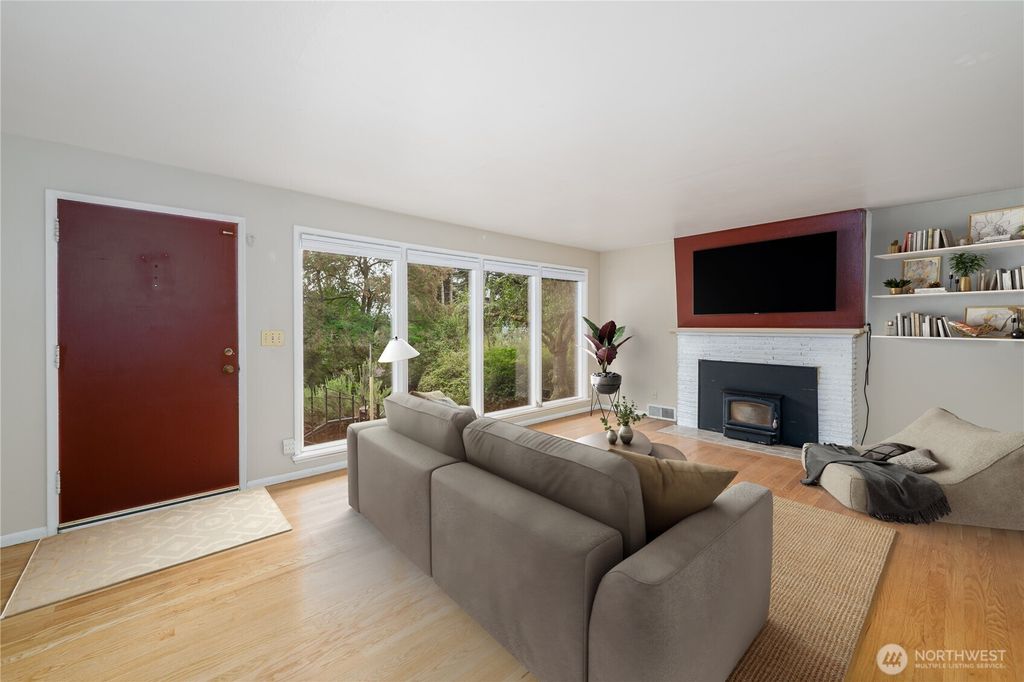 Photo of 9119 17th Avenue NE, Seattle, WA 98115 (MLS # 2428977)