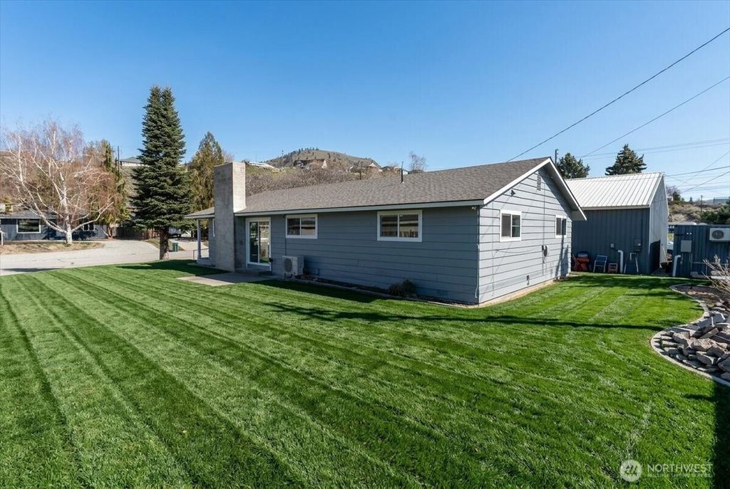 Photo of 916 E Johnson Avenue, Chelan, WA 98816 (MLS # 2498644)