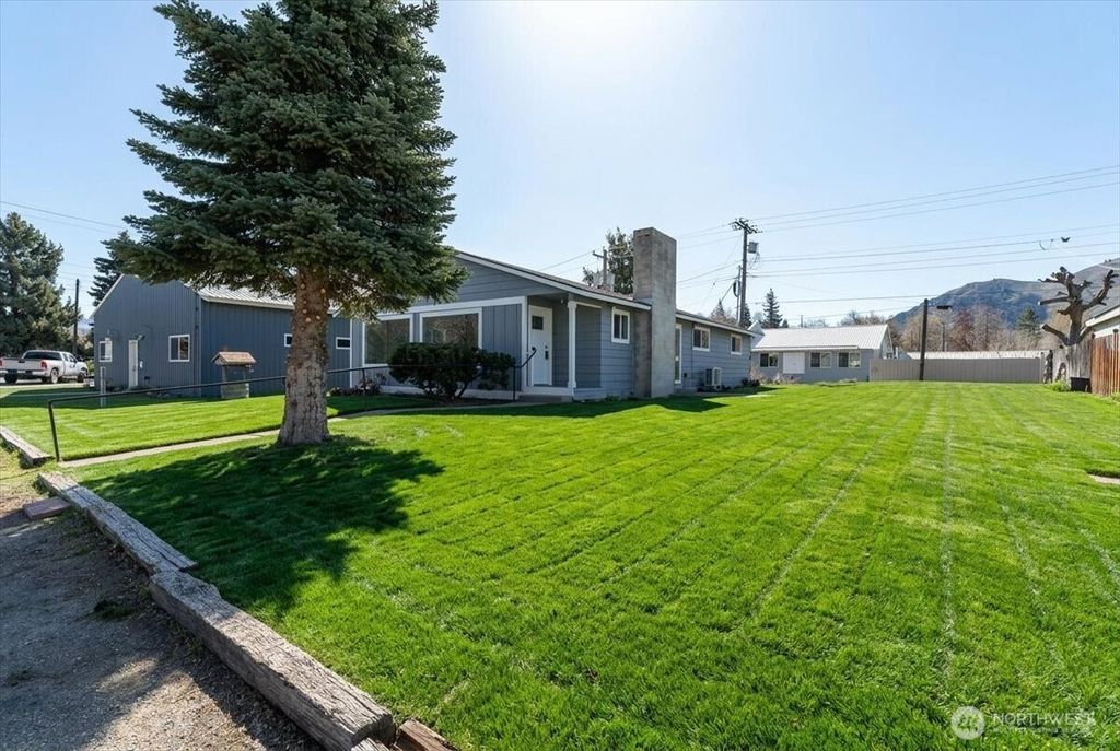 Photo of 916 E Johnson Avenue, Chelan, WA 98816 (MLS # 2498644)