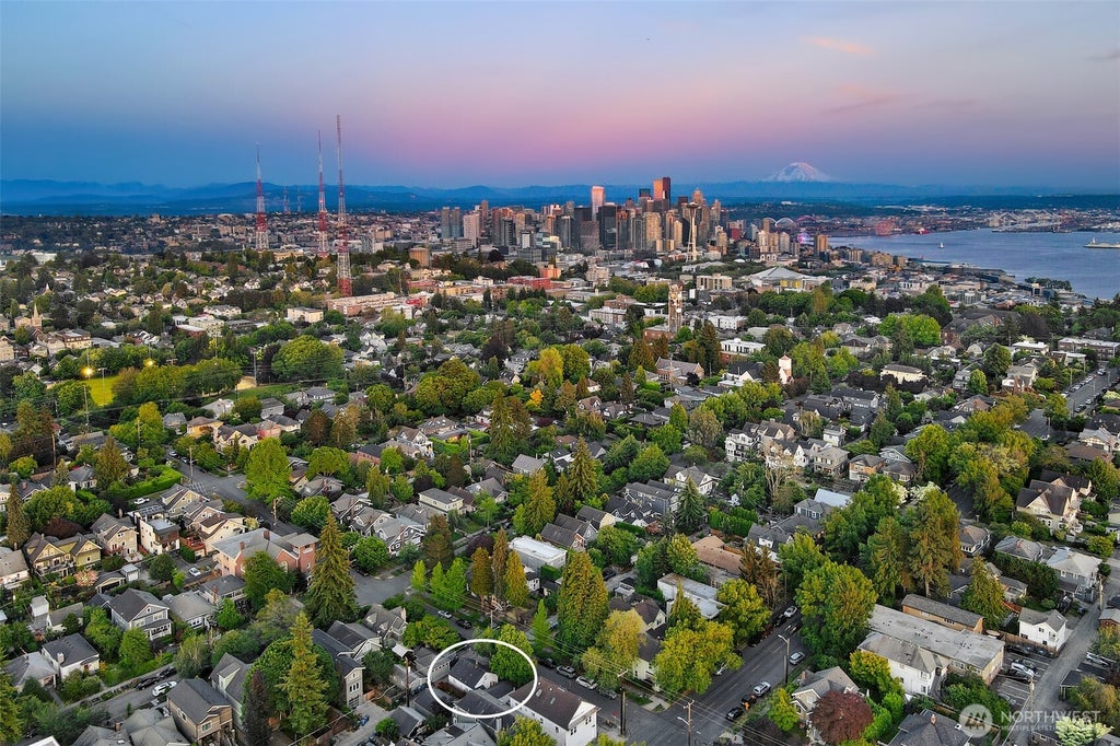 Photo of 516 W Howe Street, Seattle, WA 98119 (MLS # 2556427)