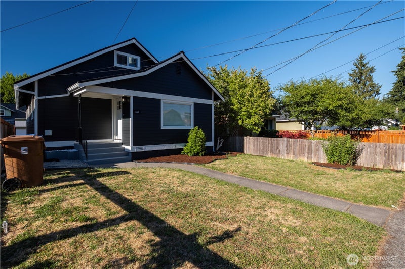 869 S 40th Street