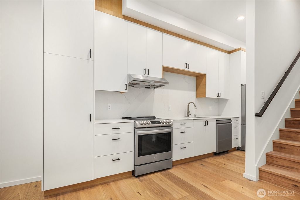 Photo of 631 13th Avenue E, Seattle, WA 98102 (MLS # 2434173)