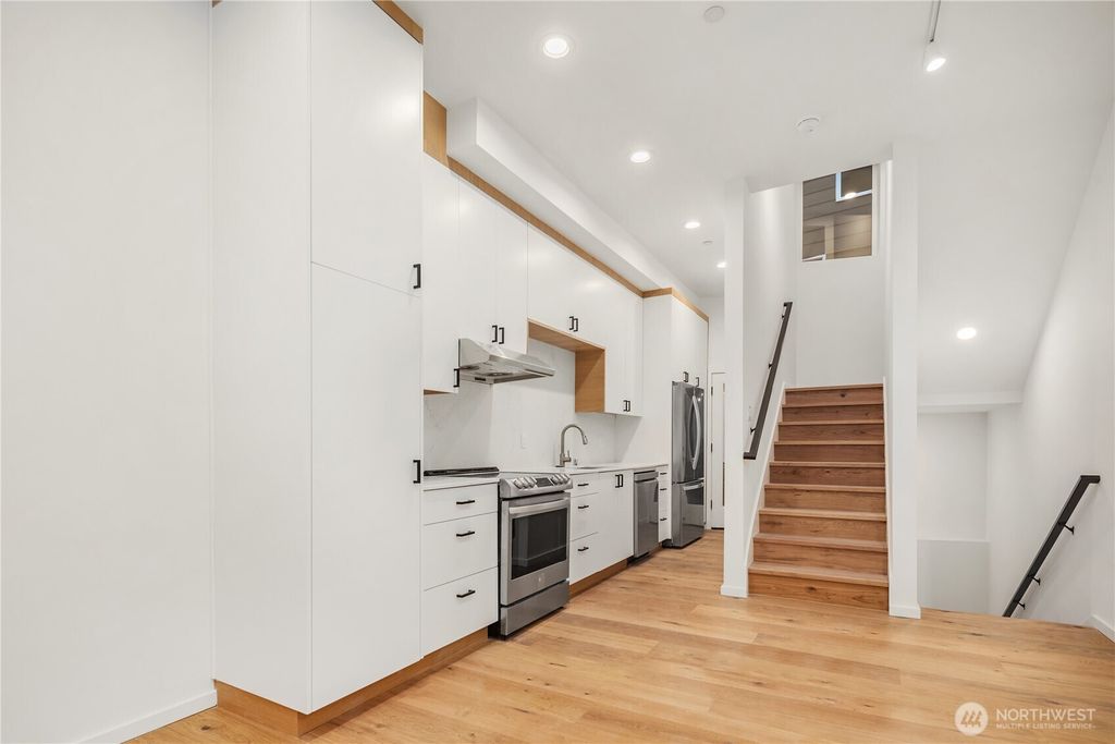 Photo of 631 13th Avenue E, Seattle, WA 98102 (MLS # 2434173)