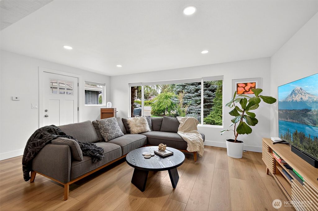Photo of 11303 14th Avenue SW, Seattle, WA 98146 (MLS # 2517644)