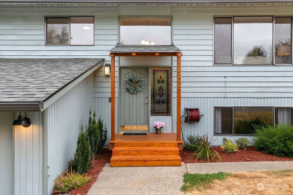 Photo of 506 S 17th Street, Renton, WA 98055 (MLS # 2274526)