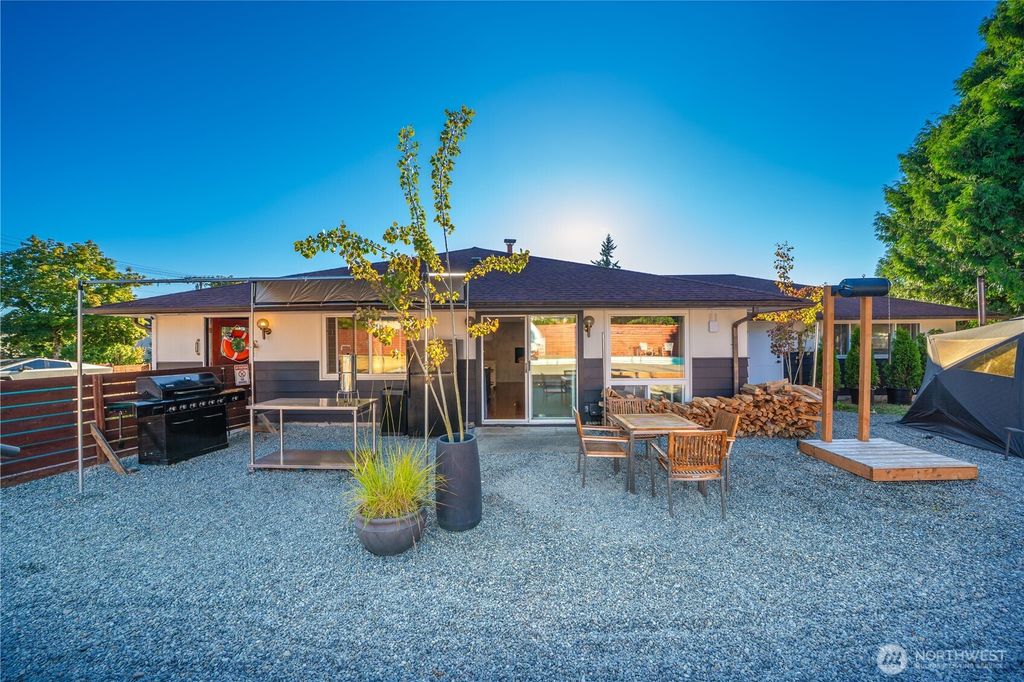 Photo of 1636 S 260th Street, Des Moines, WA 98198 (MLS # 2552746)