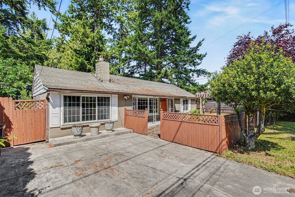 Photo of 11557 8th Avenue NE, Seattle, WA 98125 (MLS # 2539168)