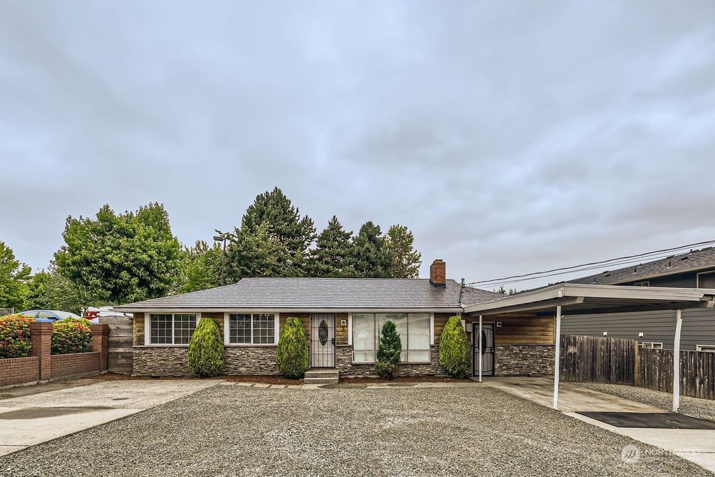 Photo of 931 75th Street SE, Everett, WA 98203 (MLS # 2268589)