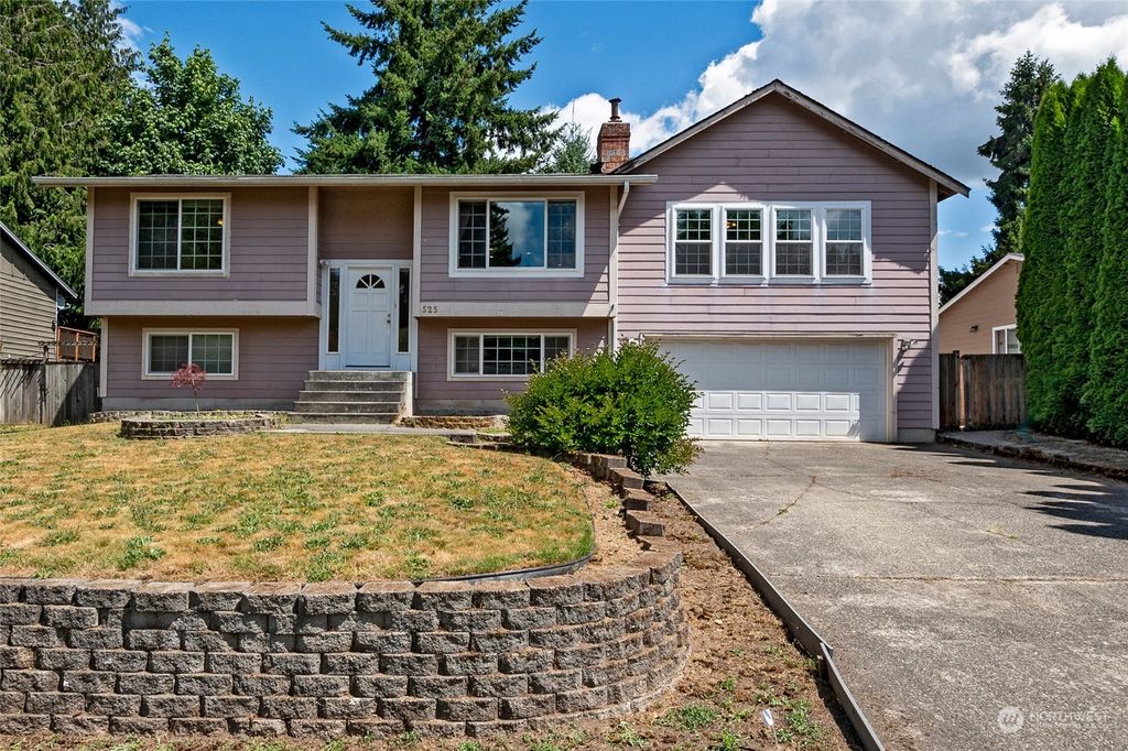 Photo of 525 210th Street SW, Lynnwood, WA 98036 (MLS # 2144036)
