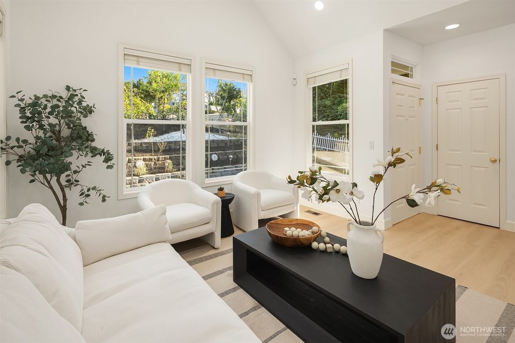 Photo of 16255 SE 66th St St, Bellevue, WA 98006 (MLS # 2483945)