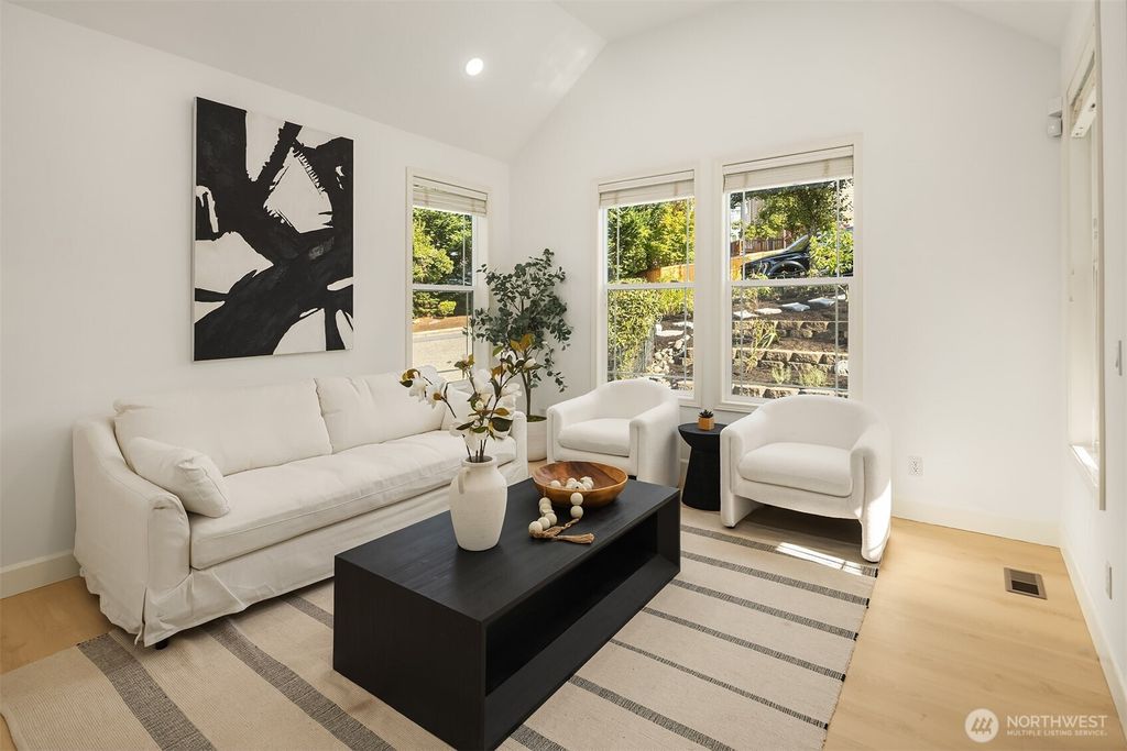 Photo of 16255 SE 66th St St, Bellevue, WA 98006 (MLS # 2483945)