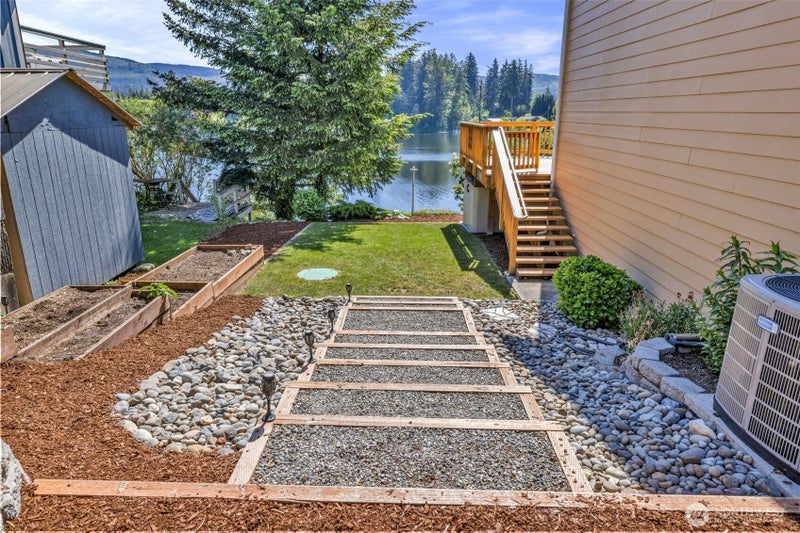 17127 Lakepoint Drive SE