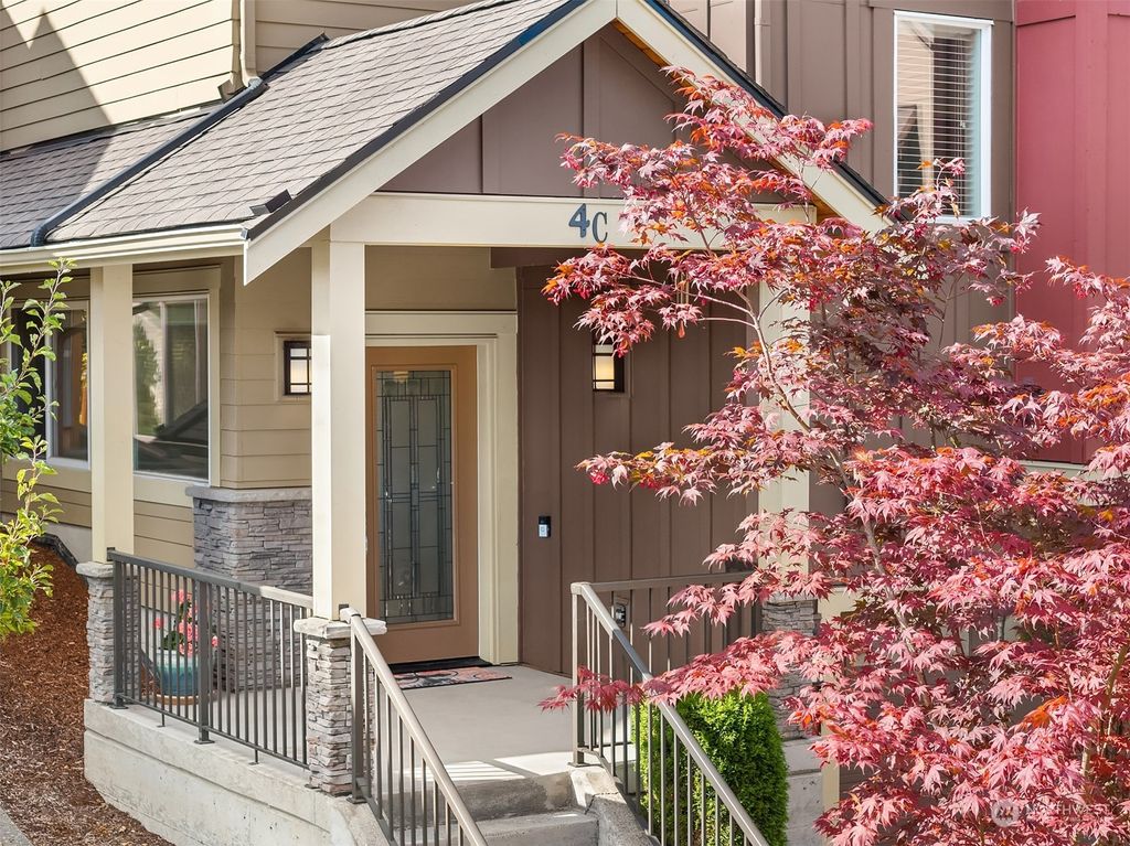 Photo of 900 228th Avenue NE #4C, Sammamish, WA 98074 (MLS # 2296500)