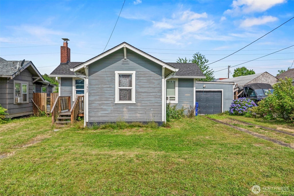 Photo of 1307 S Sixth Avenue, Kelso, WA 98626 (MLS # 2545596)
