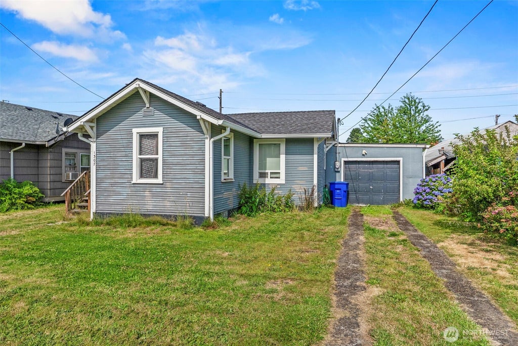 Photo of 1307 S Sixth Avenue, Kelso, WA 98626 (MLS # 2545596)